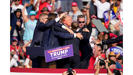 Usa, spari a comizio Trump: il tycoon portato via dal palco