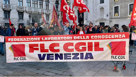 Duemila i precari nelle scuole veneziane: protesta in campo San Geremia