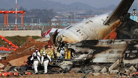 Aereo si schianta atterrando in Corea del Sud: a bordo 181 passeggeri, si salvano solo in due