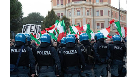 Scontri tra collettivi e polizia a Bologna: in città due manifestazioni di segno opposto