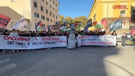 Roma, studenti al MUR con mani sporche di sangue: ‘Bernini somaro’