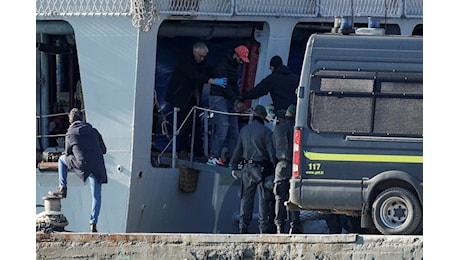 Albania, polemiche e proteste dopo il trasferimento dei migranti con precedenti penali Albania, polemiche e proteste dopo il trasferimento dei migranti con precedenti penali