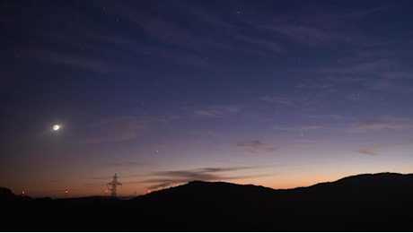 Cometa Atlas, ore contate per vederla. Con la Luna piena lo spettacolo è doppio