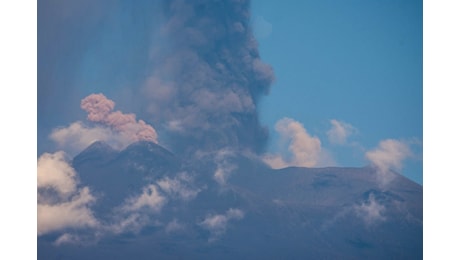 Potente eruzione dell’Etna, forti boati in tutto il catanese