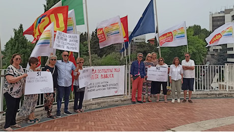 Abaco Marche sfila davanti alla Regione con bandiere e striscioni per il diritto alla salute