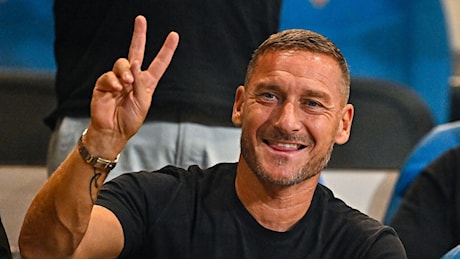 Il Como ha contattato Totti per tornare a giocare. E lui: Il ritorno in campo? Non è uno scherzo