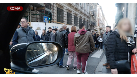 Striscia la notizia, auto nelle zone pedonali di Roma e Torino senza ostacoli, il servizio-denuncia di Ghione e Staffelli - GALLERY