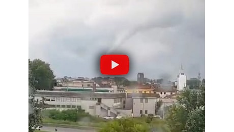 Meteo: Rovigo, Tornado colpisce la città, ci sono danni; il Video dell'accaduto