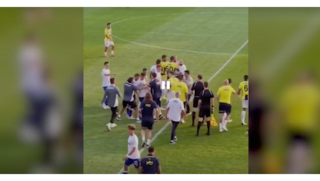 VIDEO/ Rissa durante Fenerbahce-Hajduk Spalato: Mourinho e Gattuso entrano in campo