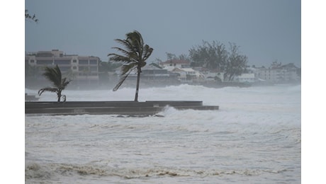 Uragano Beryl si abbatte sulle isole dei Caraibi: venti fino a 240 km/h