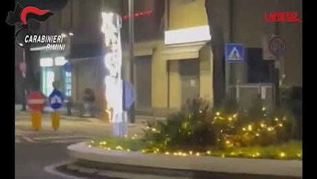 Rimini, l'egiziano che ha accoltellato 4 persone a Capodanno? Il video inedito, come girava per strada