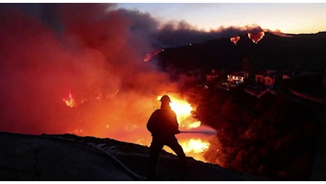 Incendio Los Angeles, 30mila evacuati e 200mila rimangono senza elettricità