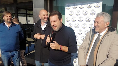 Salvini: “Chiudere i centri sociali comunisti”. Lepore: “Il governo ha mandato qui le camicie nere”