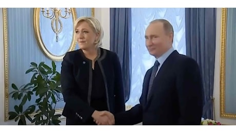 La lunga ‘storia d’amore’ tra il partito francese RN di Marine Le Pen e l’estrema destra russa
