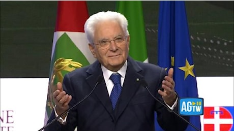 Mattarella non riesce a iniziare il discorso all'Anci per gli applausi: standing ovation dei sindaci