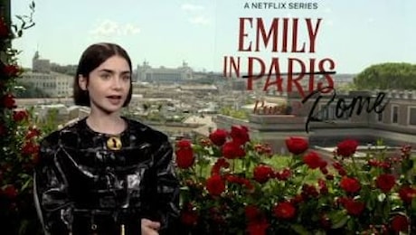 Emily in Paris a Roma, Lily Collins: finalmente lascia il telefono