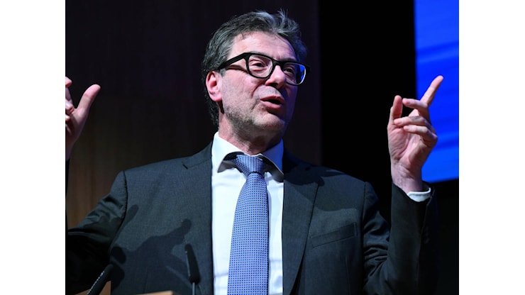 S&P promuove l'Italia. Giorgetti: Premiata la serietà del Paese - il Giornale S&P promuove l'Italia. Giorgetti: Premiata la serietà del Paese - il Giornale