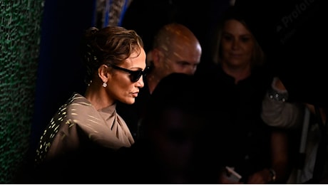 Jennifer Lopez: la diva che viaggia in economy da Napoli