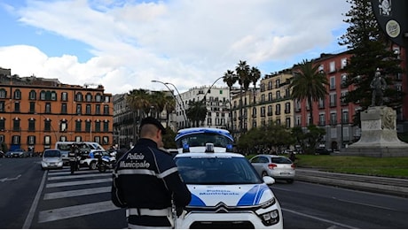 Napoli, morto il turista 75enne travolto da uno scooter mentre attraversava: è la 26esima vittima