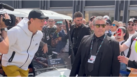 VIDEO Sinner arriva al Foro per gli Internazionali: accoglienza da urlo per il numero uno