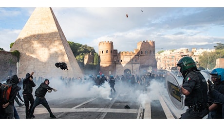 24 agenti feriti negli scontri al corteo pro Pal