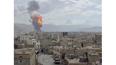 Israele bombarda lo Yemen: distrutto l'aeroporto della capitale Sanaa