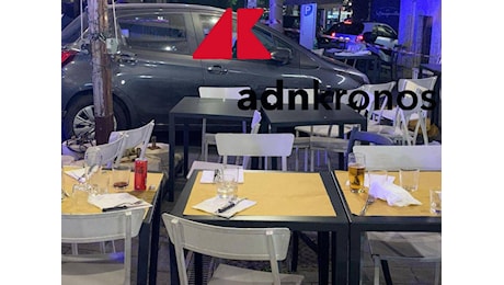 Roma, 86enne travolge in auto tavoli di un ristorante: sfiorata strage al quartiere Trieste