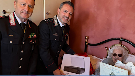 Il regalo dei carabinieri per la signora Lidia, 92enne rimasta sola il giorno di Natale