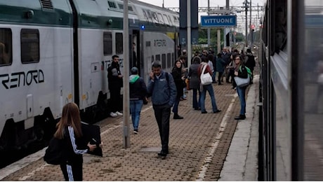 Fermi per quasi 3 ore in una stazione del Milanese: la giornata da incubo dei pendolari vercellesi