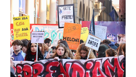 Governo e FdI dicono che il corteo di Torino ricorda gli anni di piombo, si accelera sul ddl Sicurezza