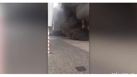 Milano, incendio in corso Vittorio Emanuele con colonna di fumo nero per cortocircuito nei sotterranei di un palazzo: Un botto, poi è saltata la corrente - VIDEO