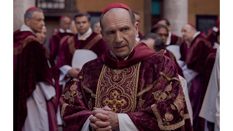 ‘Conclave’: la recensione del film di Edward Berger con Ralph Fiennes