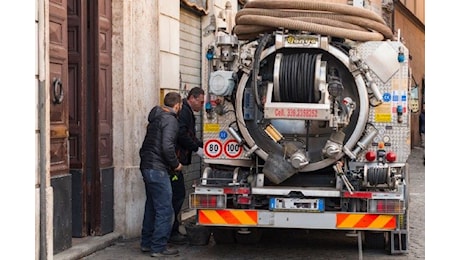 Banda dello spurgo truffava i clienti: ostruiva tubi, inondava le case di liquami ed estorceva soldi