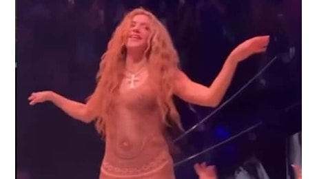 Shakira smette di ballare quando si accorge che un fan la sta filmando