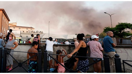 Roma, maxi incendio a Ponte Mammolo: esplosioni tra le baracche abusive. Clochard in salvo e hotel evacuato