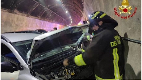 Maxi tamponamento sull'autostrada a14 nella galleria Croce vicino a San Benedetto: 7 mezzi coinvolti