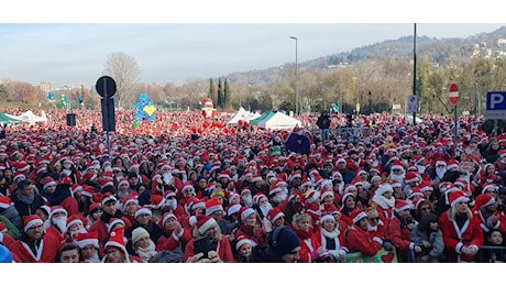 Il raduno dei Babbi Natale è un successo: in migliaia per i bambini del Regina Margherita di Torino