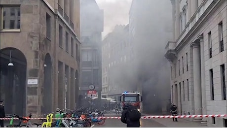 Milano, incendio in corso Vittorio Emanuele: l'intervento dei vigili del fuoco