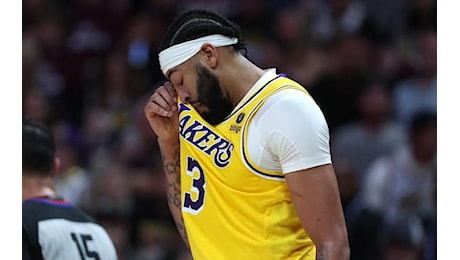 NBA, problema al piede per Anthony Davis: situazione da valutare