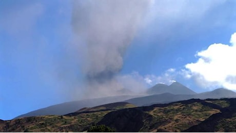 Sicilia: dall'Etna violenti boati, cenere e un'altissima nube di fumo