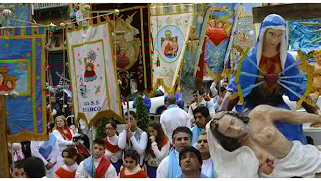 Napoli, lite tra donne e spari alla processione di Pasqua: due feriti