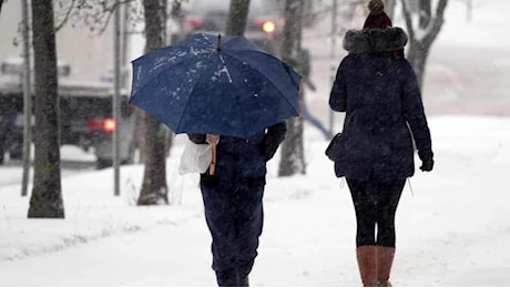 Maltempo in arrivo con tempeste di vento e neve a bassa quota nel weekend e a Natale: le previsioni meteo