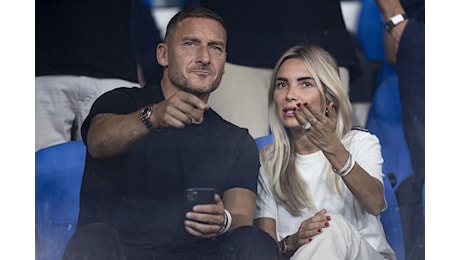 Noemi Bocchi cancella le story con Totti, poi parte per Miami: Tra i due esistono da tempo problemi