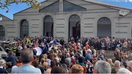 Strage di Nuoro, l'uscita delle bare e gli applausi dell'immensa folla sul sagrato