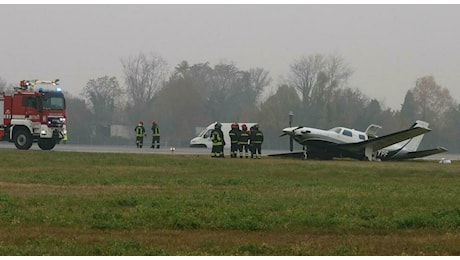 Incidente all'aeroporto Canova, aereo in fase di atterraggio finisce fuori pista: scalo riaperto dopo diverse ore di chiusura e ritardi