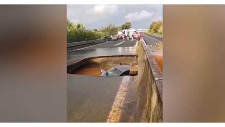 Auto ingoiata da una voragine a Lamezia Terme, paura per il conducente: il video dalla statale colpita dal nubifragio