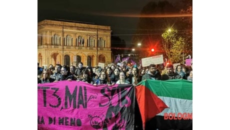 In 12mila in piazza per 'dare un calcio al patriarcato'