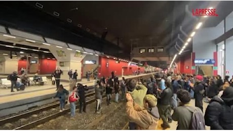 Sciopero generale, a Torino gli studenti occupano i binari a Porta Susa