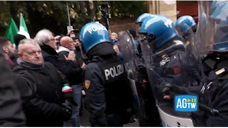 Bologna, la polizia segue le indicazioni del militante di Casapound: «Gli faccia abbassare gli scudi»