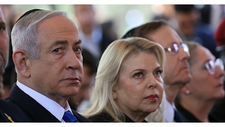 Sara Netanyahu nei guai, la procura vuole indagare su di lei: “Ha cercato di intimidire un testimone nel caso di corruzione del marito”